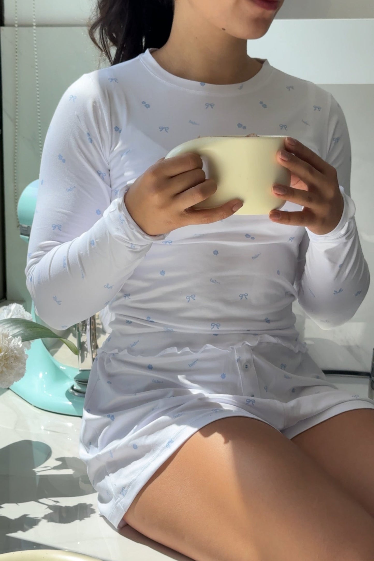 Short y camiseta manga larga